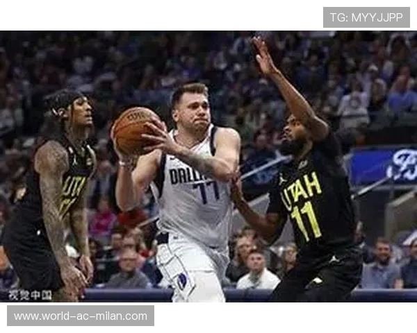 东契奇中路突破上篮得手，独行侠在主场掌声雷动