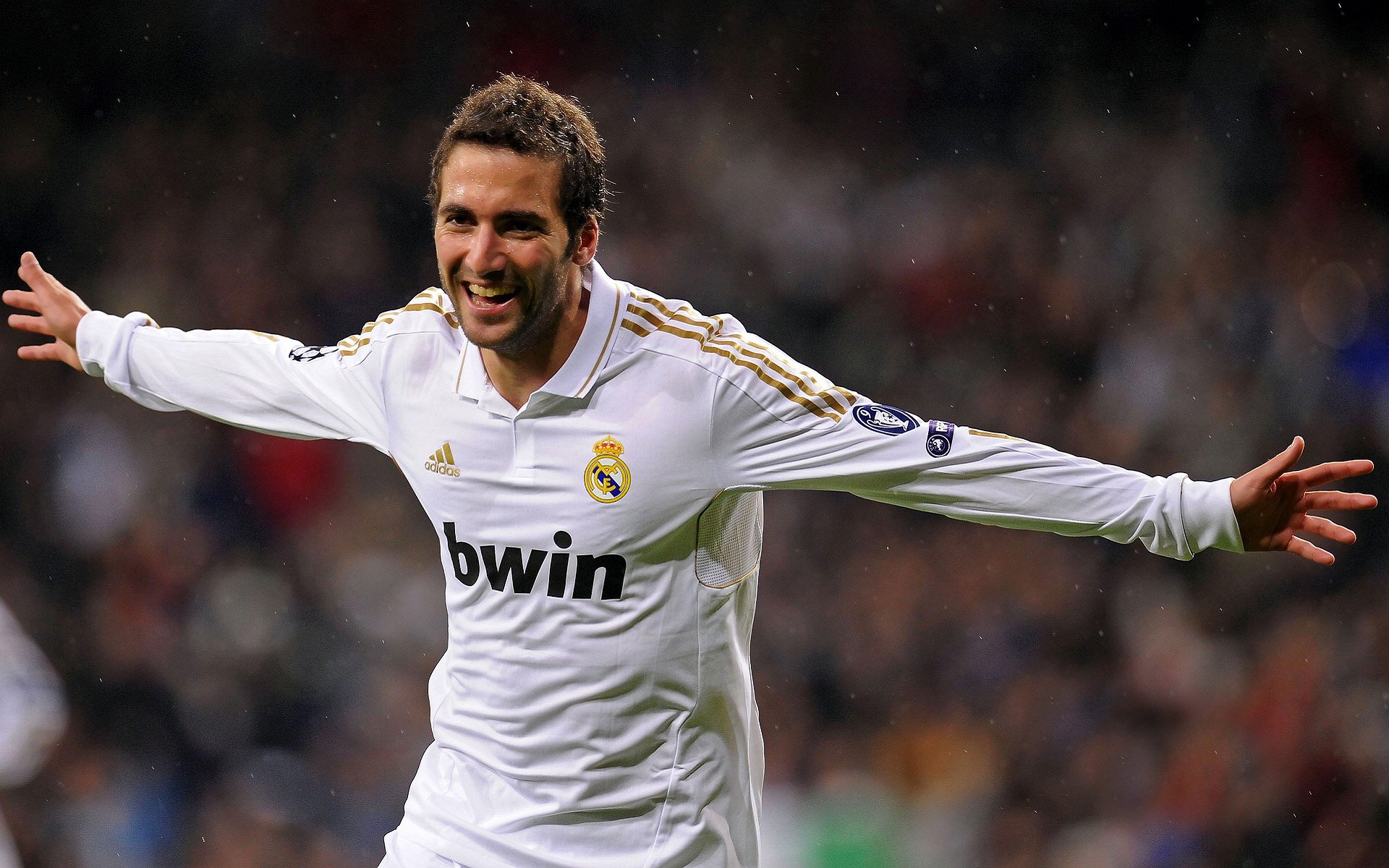 冠军球队球员携手城市公益植树,共塑绿色未来